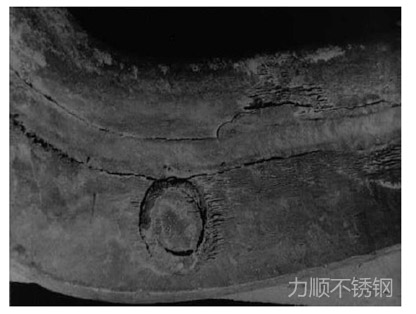 使用在硫酸酸洗液中的(de)AISI316鉤具,其焊縫周圍發生的晶間(jiān)腐蝕