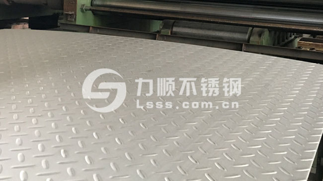 熱軋304花紋(wén)板,扁豆型花紋(wén)板,整平後表麵平整度好