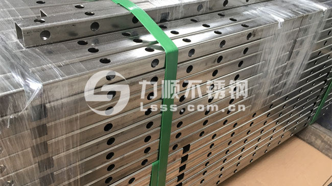 304不鏽(xiù)鋼方管(guǎn)切割