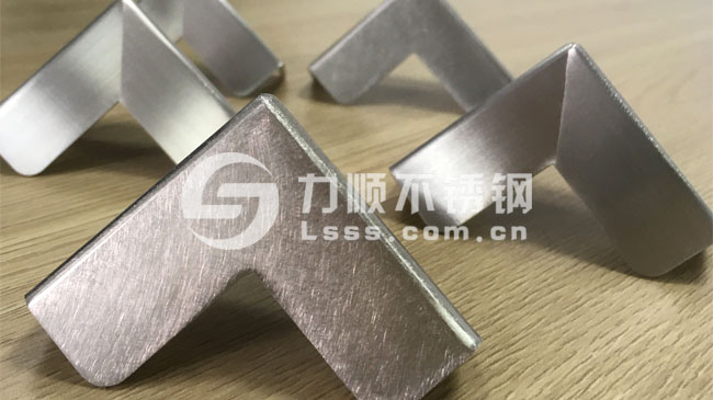 拉絲(sī)板焊接無縫(féng)化處理