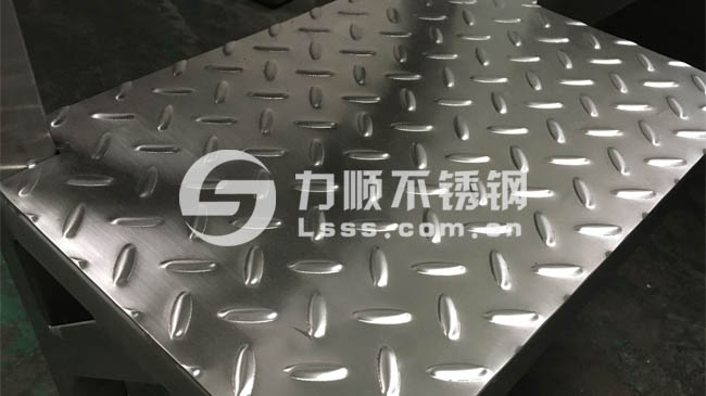 不鏽鋼花（huā）紋板樓（lóu）梯