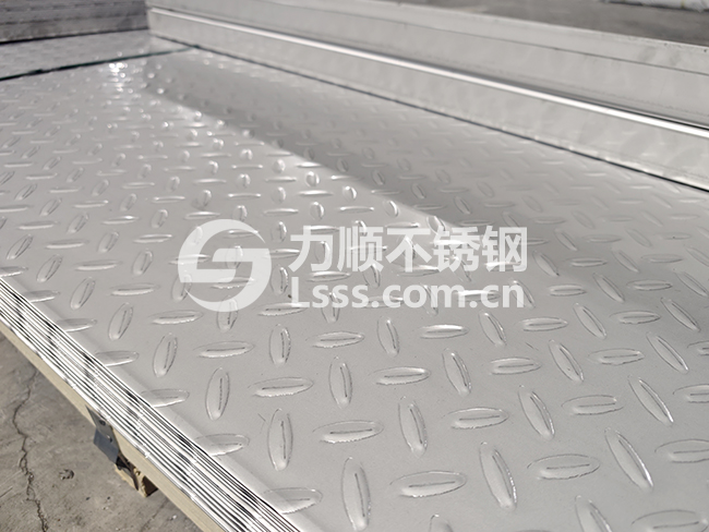 不鏽鋼防滑板 304扁（biǎn）豆花紋板樓梯踏步