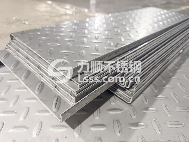 不鏽鋼花紋板（bǎn） 不鏽鋼樓（lóu）梯踏步 不鏽鋼扁豆花紋（wén）板